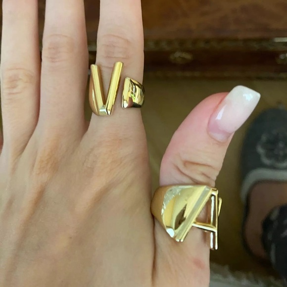bold + classy initial ring - Picture 2 of 10
